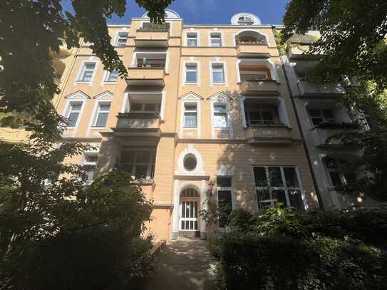 Wohnküche, Dielen, Wannenbad, Fenster zum grünen Hof. Bezugsfreie Wohnung mitten in Friedenau.