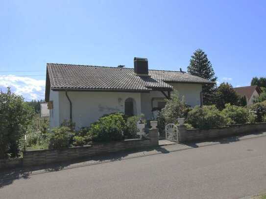 Einfamilienhaus auf Eckgrundstück in ruhiger Lage von Grünwettersbach. Baujahrtypischer Zustand.