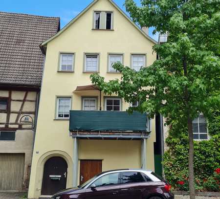 Öhringen, Innenstadt, Saniertes Einfamilienhaus mit vier Zimmern und EBK