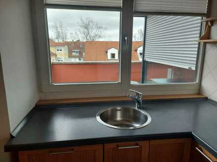 Exklusive, gepflegte 2-Zimmer-Penthouse-Wohnung mit Balkon und EBK