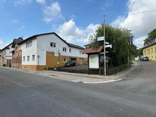 Großes 2 Familienhaus mit sehr großem Parkplatz für den Handwerker