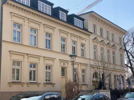 Sonnige und gemütliche 2,5 Zimmer Stuckaltbauwohnung