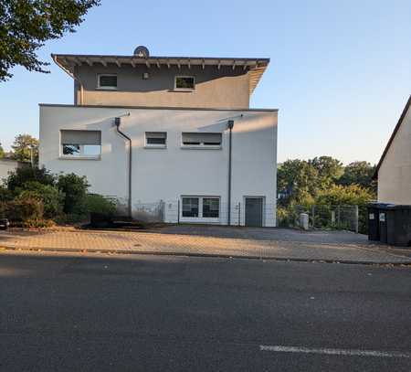 Moderne 3-Zimmer-Wohnung mit Balkon und Aussicht ins Grüne