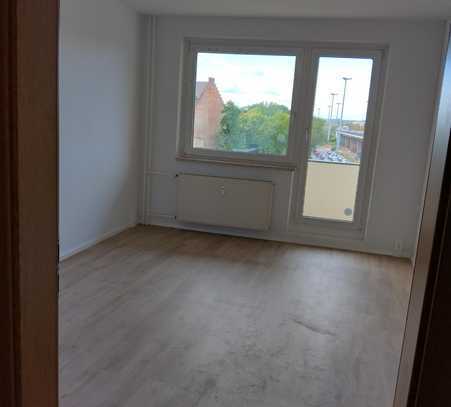 Attraktive und sanierte 4-Zimmer-Wohnung mit Balkon und Einbauküche in Halle