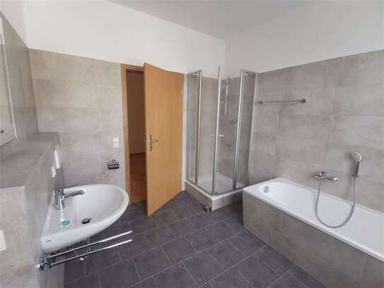 ***Großzügige 2 Zimmerwohnung mit Balkon, EBK inkl. Spülmaschine, Bad mit Wanne und Dusche!***