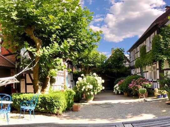 Historisches Fachwerk-Ensemble - Liebevoll sanierter Dreiseitenhof in Himbach