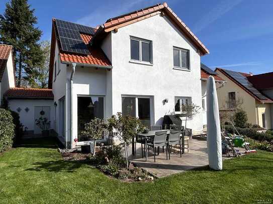 Energieeffizientes A+-Einfamilienhaus mit tollem Garten, Doppelgarage und Nebengebäude