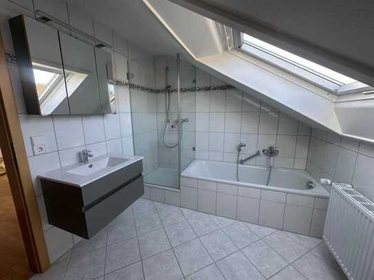 Helle und moderne 2-Zi.-DG-Wohnung mit PKW-Stellplatz