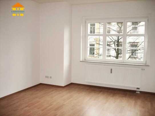 *** Geräumige 2-Raum-Wohnung im 2. OG mit groooßer Küche UND Balkon! ***