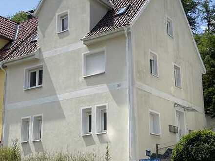 Sanierungsbedürftige Doppelhaushälfte mit ausgebautem Dachgeschoß in ruhiger Lage