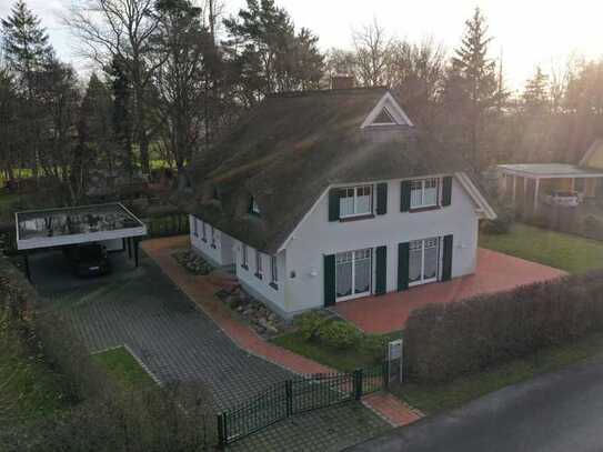 Modernes Reetdachhaus, lichtdurchflutete Wohnung im 1. Obergeschoss, voll möbliert -PROVISIONSFREI -