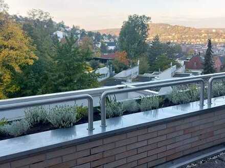 Vollständig renovierte Terrassenwohnung mit drei Zimmern sowie Balkon und Einbauküche in Stuttgart