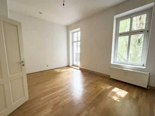Helle, renovierte 2 Zimmer Altbauwohnung mit Süd-Balkon in Prenzlauer Berg.