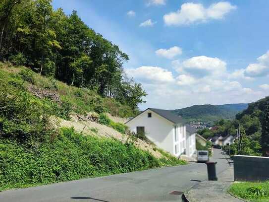 Baugrundstück inkl. Baugenehmigung in beliebter Höhenlage ab sofort verfügbar