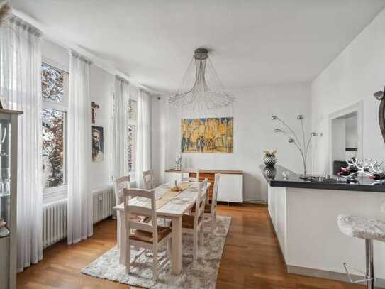 Moderne Wohnung mit überdachter Terrasse in historischem Haus