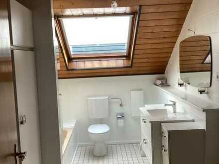 Schöne und modernisierte 2-Raum-Dachgeschosswohnung mit Balkon in Nauheim
