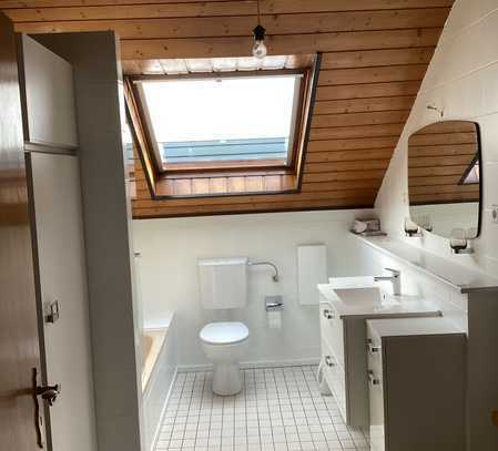 Schöne und modernisierte 2-Raum-Dachgeschosswohnung mit Balkon in Nauheim