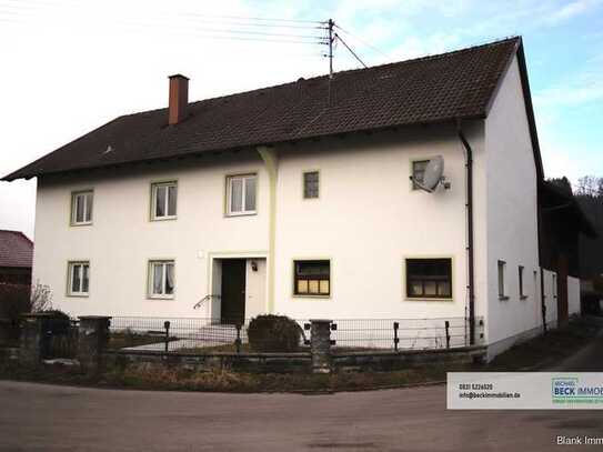 Ehemaliges Bauern- / Zweifamilienhaus mit großer Tenne, Werkstatt, Garage und Garten - in Baisweil