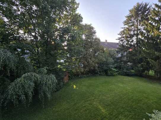 Einziehen und wohlfühlen - Exklusiv sanierte 3-Zimmer-Perle mit 8m² Balkon und Gartenblick