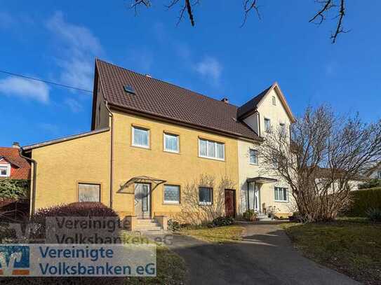 Zweifamilienhaus, Doppelgarage und ein großes Bauland.