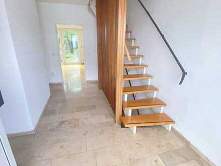 Traumhaftes Zuhause: Ruhige Straße, verzauberter Garten, Garage - Ideal für Familienleben!