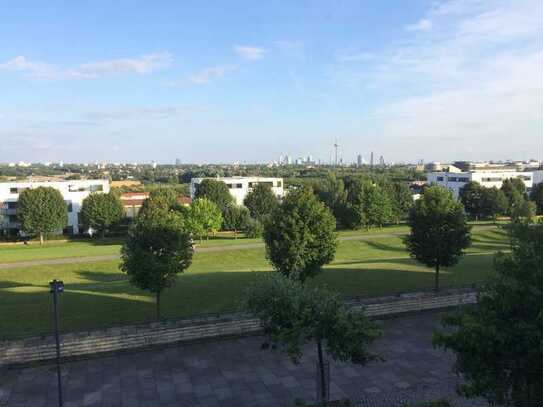 Ausblick genießen, wohlfühlen: 2,5 Zi. Wohnung mit Skylineblick von Wohnzimmer, Schlafzimmer, Balkon