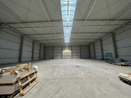 ca. 1.000 m² ebenerdige, neuwertige Hallenfläche mit Büro