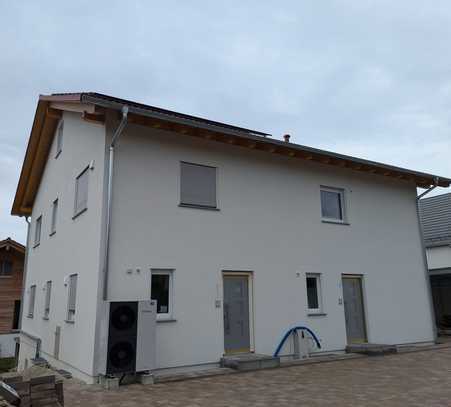 Attraktive 4,5-Zimmer-Wohnung / Quasi Doppelhaushälfte mit Terrasse in Essenbach