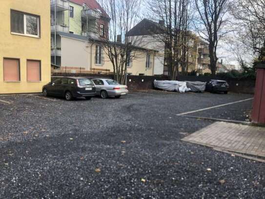 Freie STELLPLÄTZE auf FRISCH SANIERTEN Garagenhof !