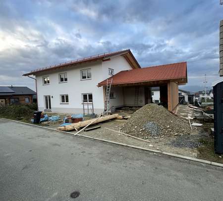 Neuwertige Wohnung mit vier Zimmern und Balkon in Roßbach