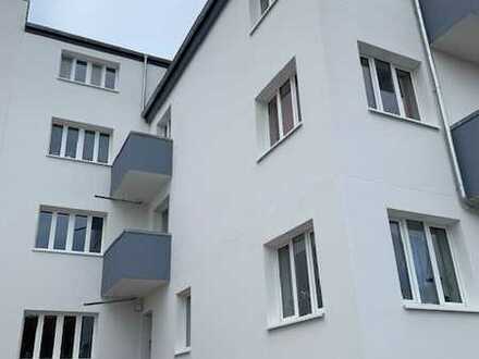 3-Raum Wohnung mit Balkon und Wanne.