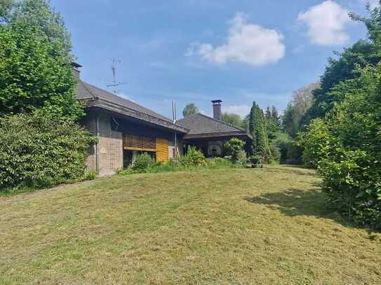 *Bungalow freistehend - weitere Etage möglich,mit Garagen, Schwimmhalle, 5000m² mit eige