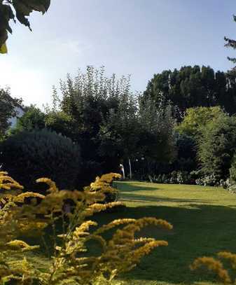 Neu renovierte, großzügige 3-Zimmer-Wohnung, Bestlage Celle, herrlicher Gartenblick, EBK & Balkon