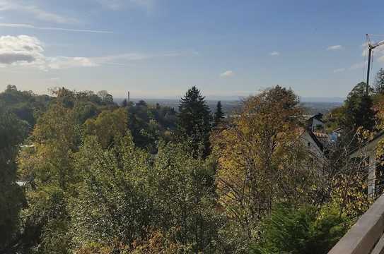 Ruhig und zentral gelegenes Grundstück in Hanglage mit Blick über die Rheinebene