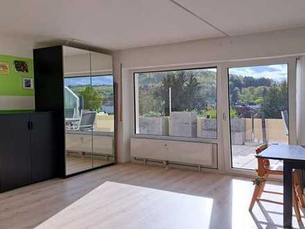 Helle 3-Raum-Wohnung mit riesiger Terrasse, Einbauküche und Garage in Eppstein Ehlhalten