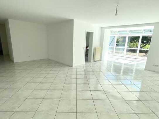 Großzügige 4-Zimmer-Wohnung mit eigenem Garten in ruhiger Lage