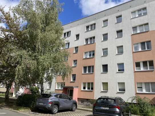 frisch renovierte 3-Raumwohnung mit neuwertiger EBK im 1. OG mit Balkon