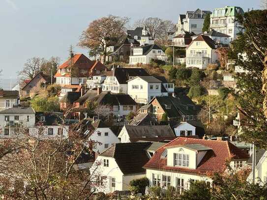 BLANKENESE TREPPENVIERTEL: KLEINES JUWEL ZUM VERLIEBEN