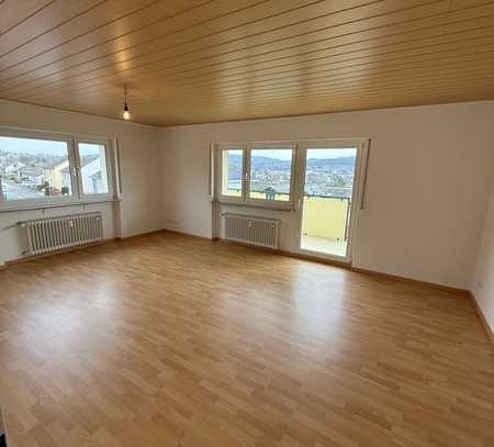 Moderne 4-Zimmer-Wohnung mit Balkon, Gästebad und Garage in Taunusstein