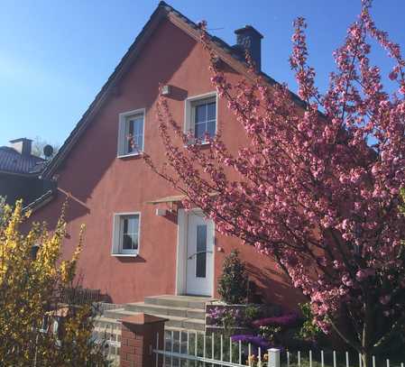 Freistehendes Einfamilienhaus mit gehobener Innenausstattung direkt am Feld u. dennoch stadtnah