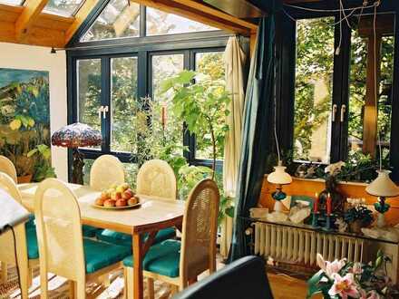Baubiologisch wohnen! Gepflegte 5-Raum-Terrassenwohnung mit Balkonen und Einbauküche in Geiersnest.