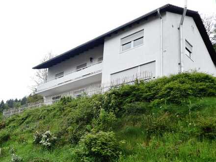 FREISTEHENDES EIN- ZWEIFAMILIENHAUS MIT DOPPELGARAGE UND HERRLICHEM AUSBLICK