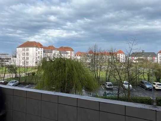 **Modernisierte, gepflegte Dreizimmerwohnung mit Balkon und Blick zu den Lamboy-Gärten