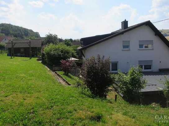 Großzügiges Haus mit schönem Garten, Garage und Carport