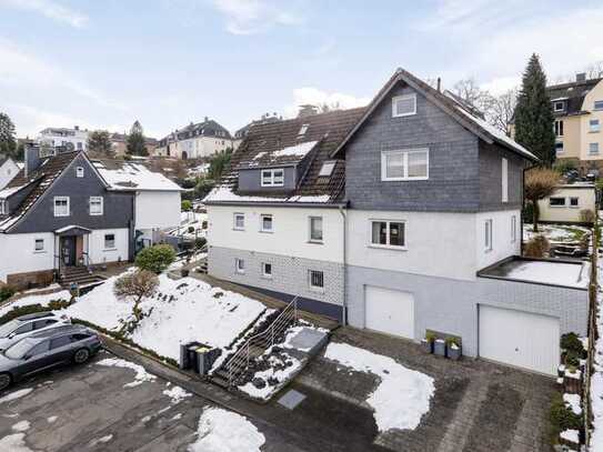 Ihr neues Zuhause: Zweifamilienhaus mit sonniger Terrasse und großem Garten