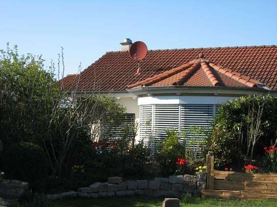 Lichtdurchflutetes freistehendes Einfamilienhaus mit Doppel-Carport