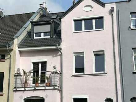 Schöne kernsanierte Altbauwohnung mit Balkon im Düsseldorfer Süden Richardstraße