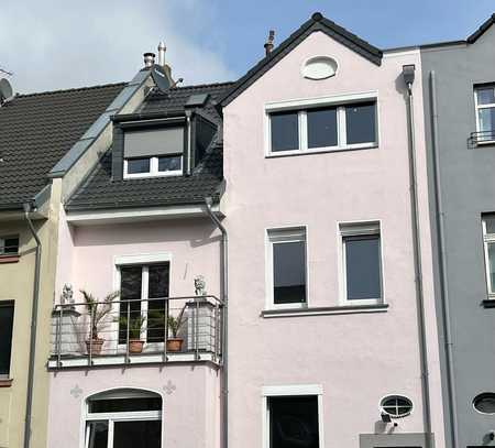 Schöne kernsanierte Altbauwohnung mit Balkon im Düsseldorfer Süden Richardstraße