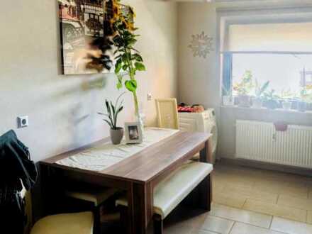 Bezugsfreie, gepflegte gut geschnittene 3-Zimmer-Wohnung mit Balkon und Kfz-Stellplatz