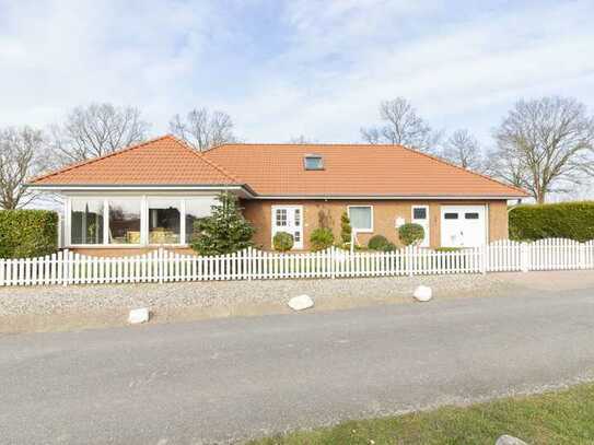 Blekendorf: großzügiger Bungalow mit zeitgemäßer Ausstattung und Wintergarten in Ostseenähe